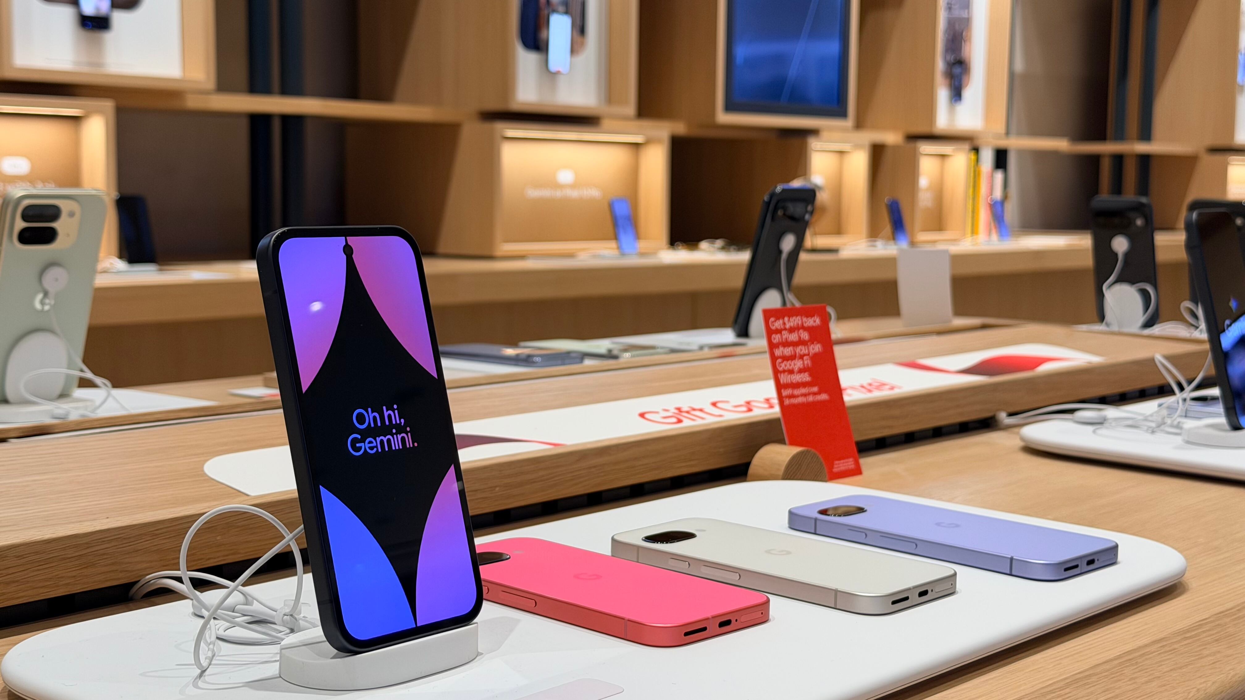 Los modelos Google Pixel 10 y Pixel 10 Pro resaltan en el espacio interactivo dedicado a smartphones dentro de la tienda.