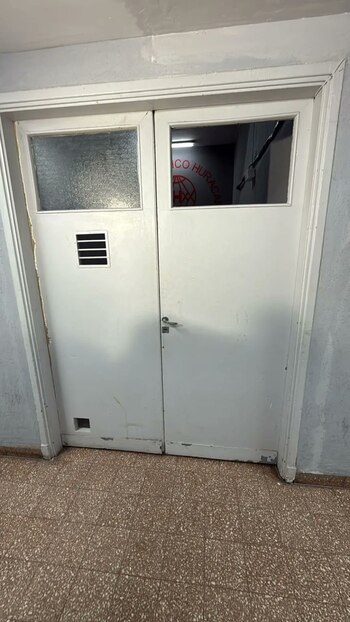 Así quedó la puerta del