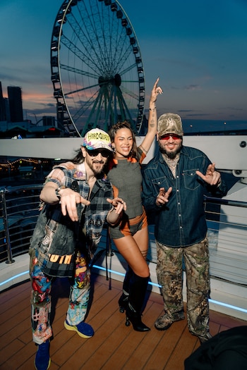 Farruko, Greeicy y Steve Aoki llegaron al No. 1 de Latin Airplay con “YAPAQUE” y la canción se convirtió en la más difundida de la radio latina en Estados Unidos - crédito Sony Music