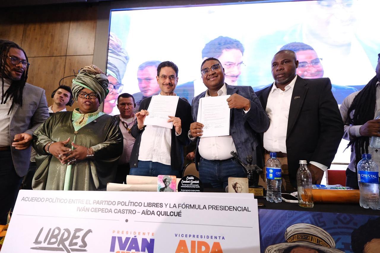 Representantes del Movimiento Libres y la campaña de Iván Cepeda durante la firma del acuerdo político de adhesión en Bogotá. - crédito @IvanCepedaCast/X