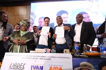 Representantes del Movimiento Libres y la campaña de Iván Cepeda durante la firma del acuerdo político de adhesión en Bogotá. - crédito @IvanCepedaCast/X