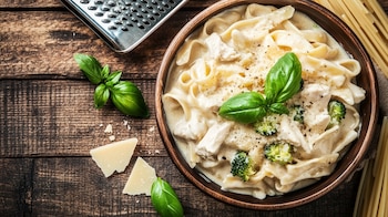 La salsa alfredo es una