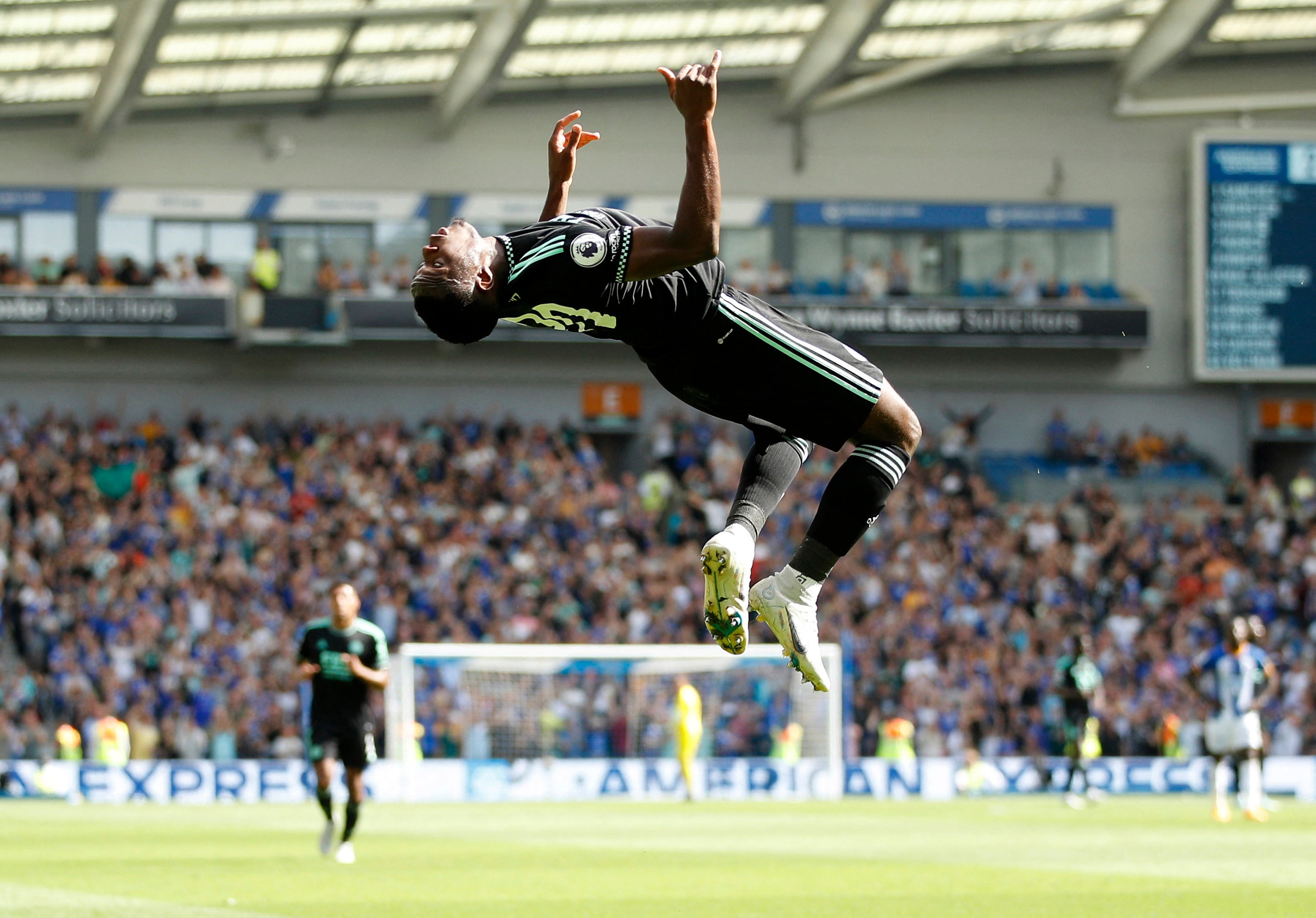 Las impresionantes acrobacias con las que Patson Daka festeja sus goles (REUTERS/Peter Nicholls)