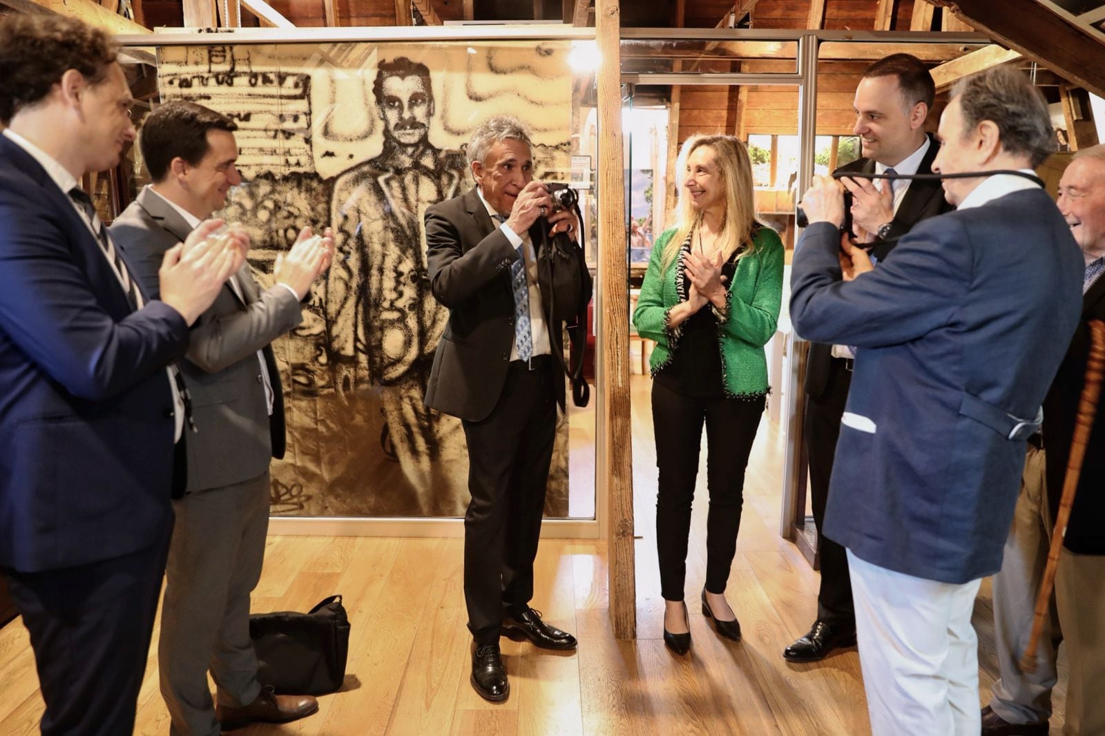 En el salón se exhiben fotos que tomó durante su carrera