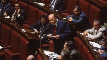 El político Bettino Craxi habla