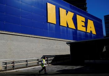 Un trabajador frente a la