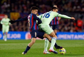 Fútbol - LaLiga - FC Barcelona v Getafe - Camp Nou, Barcelona, España - 22 de enero de 2023. Pedri, del FC Barcelona, en acción con Ángel Algobia, del Getafe. REUTERS/Albert Gea
