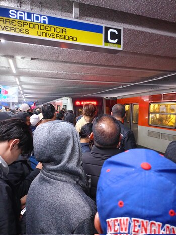 Usuarios esperan en el andén