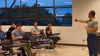 Costa Rica capacita a 80 universitarios para trabajar en la industria de dispositivos médicos, uno de los sectores de mayor crecimiento del país