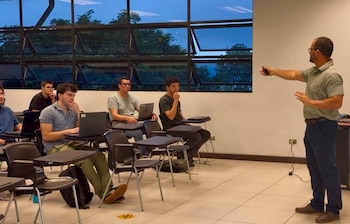 Un total de 80 estudiantes del Tecnológico de Costa Rica (TEC) reciben capacitación especializada para facilitar su incorporación a la industria de dispositivos médicos.