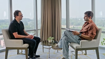 La acumulación de poder en pocas empresas tecnológicas preocupa a expertos del sector de inteligencia artificial como Dario Amodei, fundador de Anthropic (Captura de video / Youtube / Nikhil Kamath)