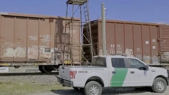 La Patrulla Fronteriza rescata a migrantes de Nicaragua, Honduras y México encerrados en un vagón de carga en Texas