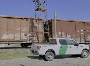 Los tres hombres, originarios de Nicaragua, Honduras y México, estaban ocultos en cajas de camionetas pickup dentro de un vagón cerrado para transporte de automóviles. / (Aral Noticias Tehuacán)