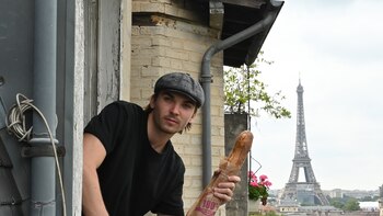 El parisino que eligió la Argentina mostró su departamento de nueve m2 a dos cuadras de la Torre Eiffel: “Lo peor no es el tamaño”