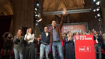 Sánchez cierra la campaña cargando