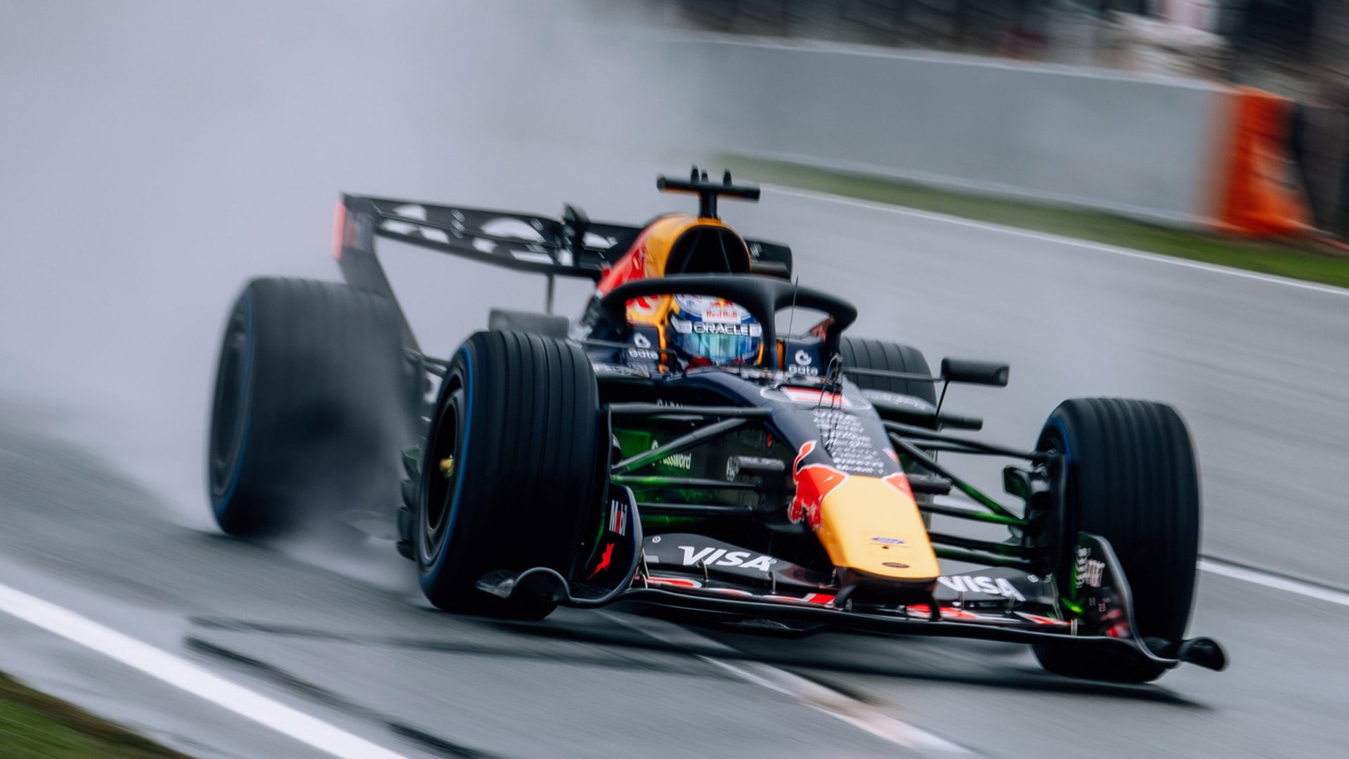 Max Verstappen giró bajo la lluvia en el primer turno del martes