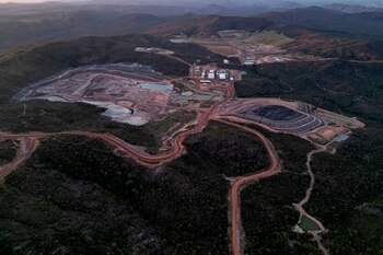 Una mina operada por Serra Verde extrae elementos de tierras raras como neodimio, praseodimio, terbio y disprosio, esenciales para la fabricación de imanes permanentes, en Minaçu, estado de Goiás (AP Foto/Eraldo Peres, archivo)