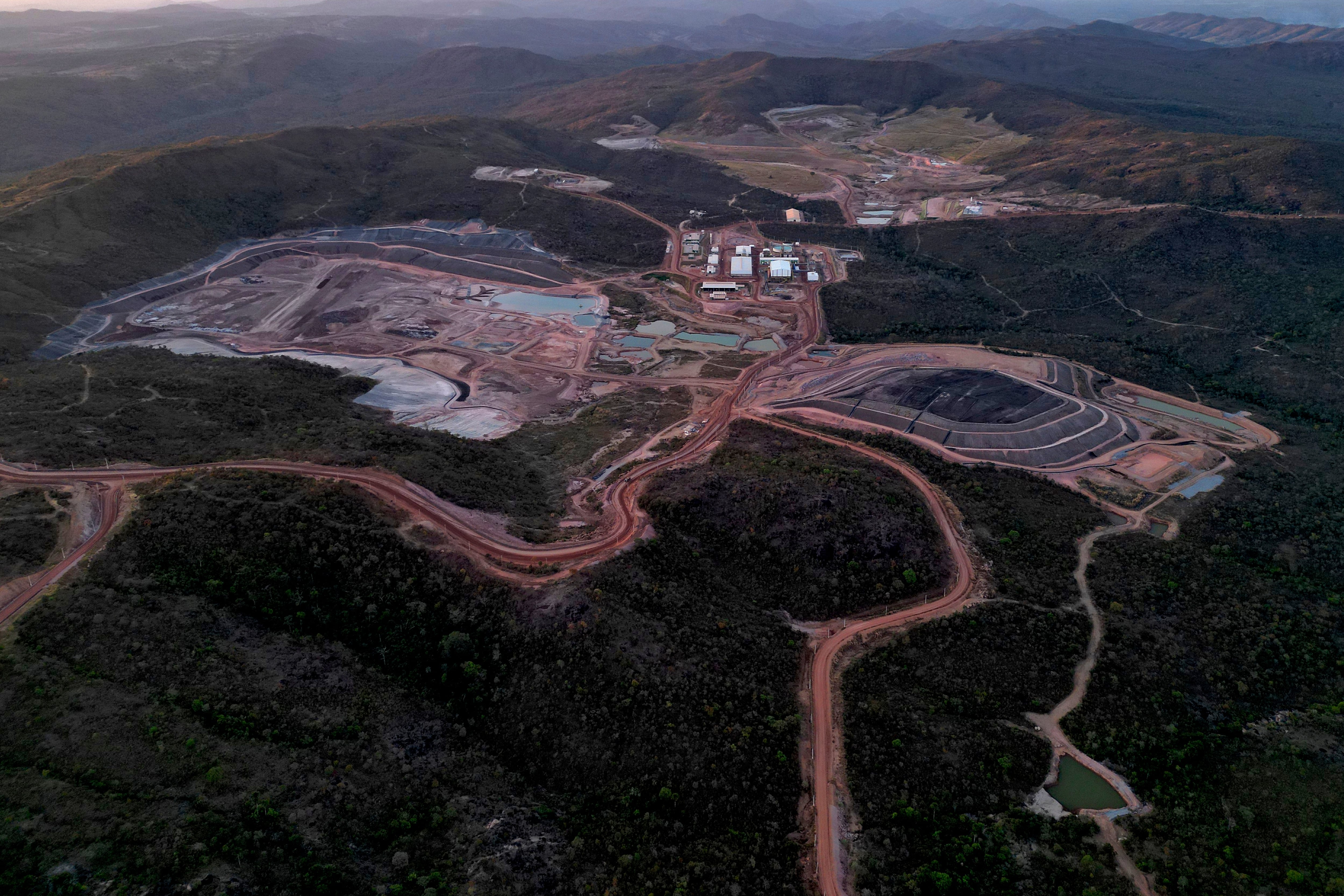 Una mina operada por Serra Verde extrae elementos de tierras raras como neodimio, praseodimio, terbio y disprosio, esenciales para la fabricación de imanes permanentes, en Minaçu, estado de Goiás (AP Foto/Eraldo Peres, archivo)