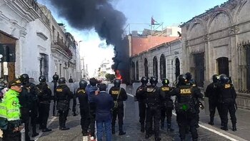 Policías ingresan al inmueble declarado