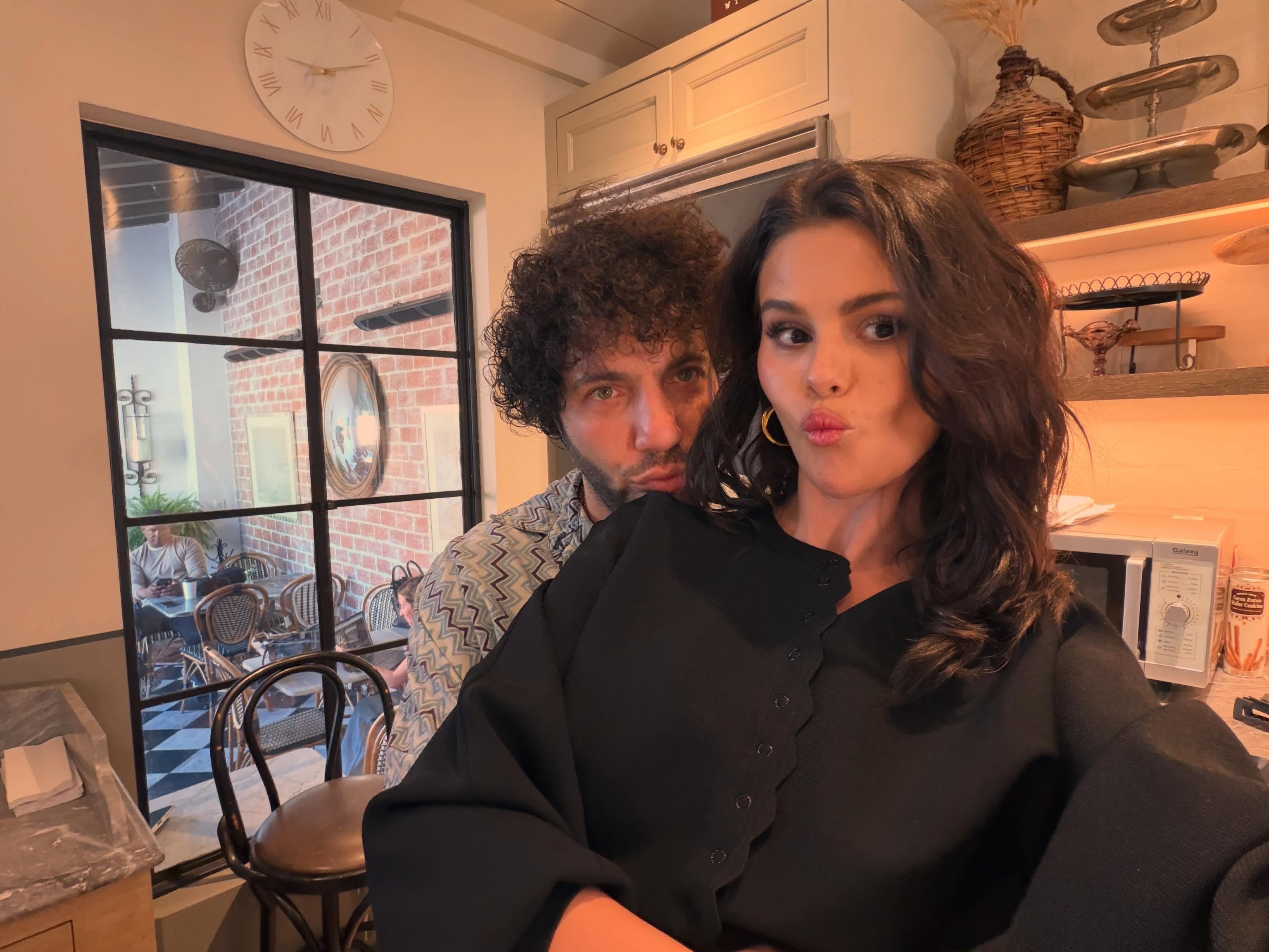 Benny Blanco explicó que su método de producción busca generar confianza, lograr que el artista se abra y grabar una canción en unas cinco horas (Instagram/@selenagomez)