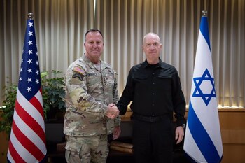 El ministro de Defensa de Israel, Yoav Gallant, junto al jefe del Mando Central de Estados Unidos (CENTCOM), el comandante general Michael Kurilla, en Tel Aviv (Europa Press)