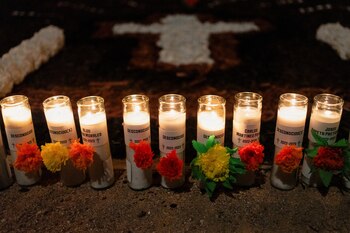La creación de ofrendas en el Día de Muertos es un acto de amor y memoria, permitiendo a las familias conectar con sus seres queridos que han partido. (REUTERS/Rebecca Noble)
