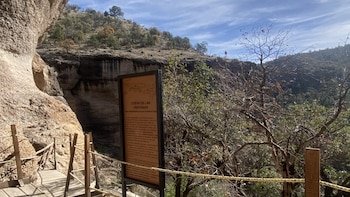 INAH actualiza cédulas informativas en zona arqueológica de Cuarenta Casas, Chihuahua
