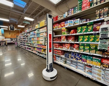 La llegada de estos robots a Ralphs abrió inquietudes entre trabajadores y sindicatos por su posible impacto sobre las tareas y las horas laborales (@scottlincicome)