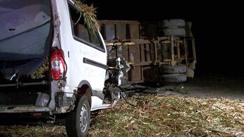 La combi colisionó de frente