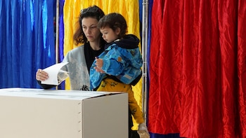 Rumania celebra una tensa segunda