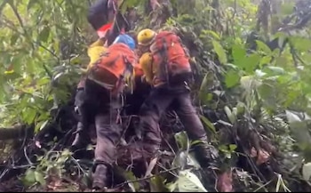 El operativo de rescate en Heredia incluyó técnicas especializadas debido al terreno inestable y la fuerte pendiente del precipicio. (Cortesía: Benemérito Cuerpo de Bomberos de Costa Rica)