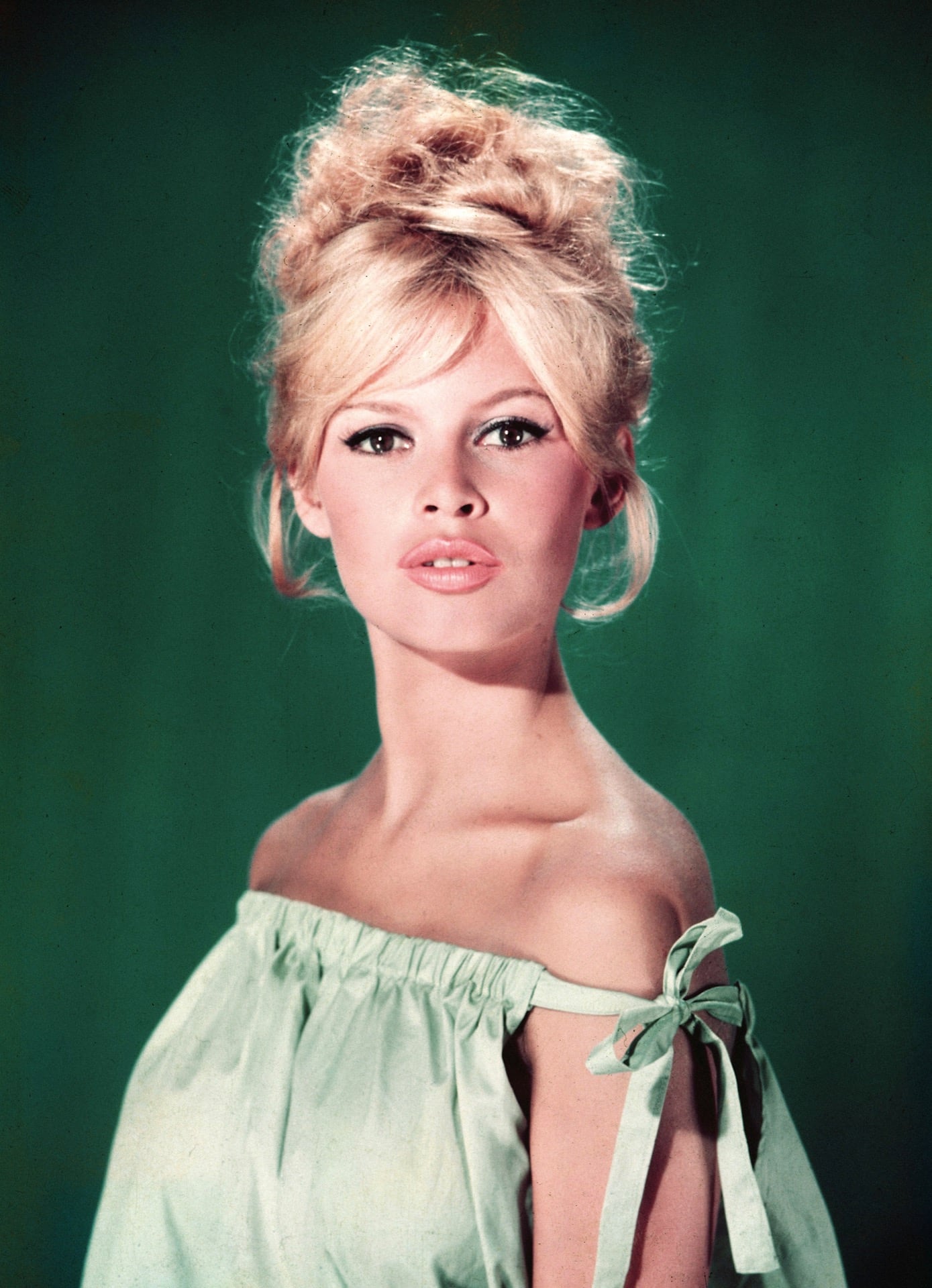 El corte de hombros descubiertos conocido como escote Bardot se adaptó a la indumentaria femenina de gala y de uso diario