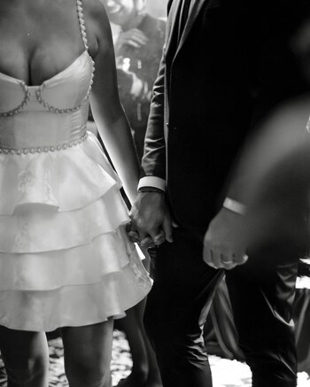 Con las manos entrelazadas, la