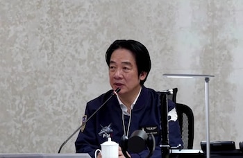Lai Ching-te en el puesto de mando protegido para dirigir las operaciones de combate y garantizar la continuidad del Gobierno en caso de guerra. (Captura de pantalla/Reuters)