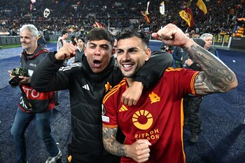 Paulo Dybala y Leandro Paredes en la Roma
(REUTERS/Alberto Lingria)