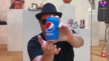 16/09/2020 Felix Semper es un experto en esculturas que parecen objetos sólidos aunque en realidad estén hechas de papel.
MADRID, 16 sep. (EDIZIONES) Felix Semper es un artista de origen cubanoamericano que saltó a la fama con una escultura de Notorius BIG inspirada en una fotografía del difunto rapero. La escultura estaba hecha a partir de miles de capas de papel encolado, lo que resultó especialmente llamativo.
SOCIEDAD
YOUTUBE/VIDELO/FÉLIX SEMPER