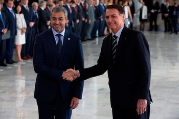 El presidente de Paraguay, Mario Abdo Benítez (i), y su homólogo de Brasil, Jair Bolsonaro. EFE/Joédson Alves/Archivo