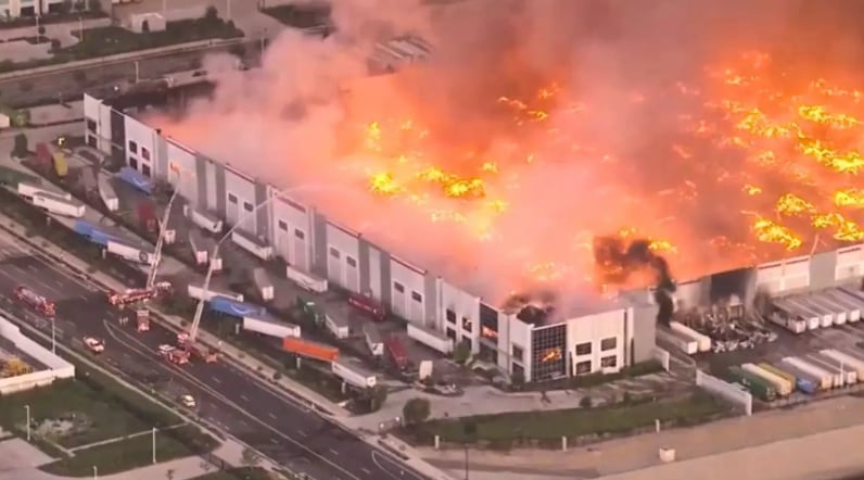 El despliegue de recursos incluyó el uso de drones y la colaboración de bomberos de distintas jurisdicciones para contener el siniestro (KTTV)