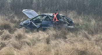 La policía de la Provincia de Córdoba trabaja en el lugar donde murió un hombre de 54 años luego de volcar con su automóvil cerca de Huinca Renancó, al sur de la provincia de Córdoba