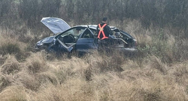 La policía de la Provincia de Córdoba trabaja en el lugar donde murió un hombre de 54 años luego de volcar con su automóvil cerca de Huinca Renancó, al sur de la provincia de Córdoba