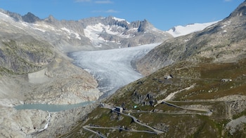 La carretera de Furka (Suiza) junto al glaciar del Ródano (Wikimedia Commons)
