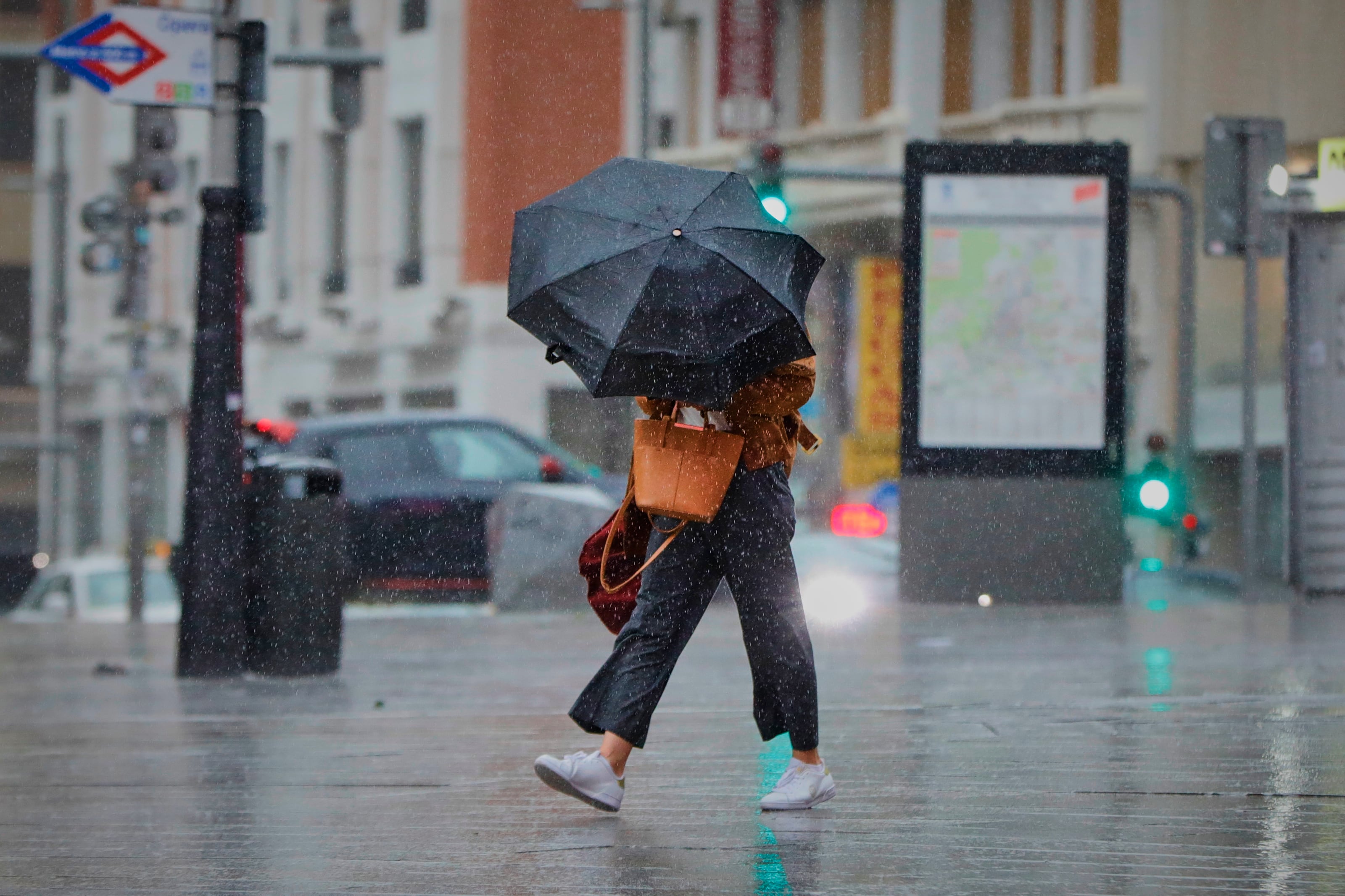 El SMN aconsejó evitar la circulación innecesaria y desconectar electrodomésticos ante la posibilidad de cortes de energía por las tormentas - Europa Press