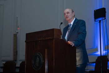 El virólogo Harvey Alter se