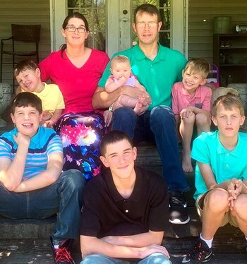 Brittany Presley, su esposo y sus seis hijos (Foto: Facebook)