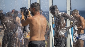 Los nuevos campamentos ofrecen techo y comida a los migrantes en Ceuta, pero muchos siguen expuestos en la calle: “Sin acogida digna, no se recuperará la normalidad”