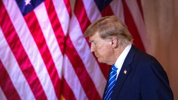 Donald Trump vota en persona