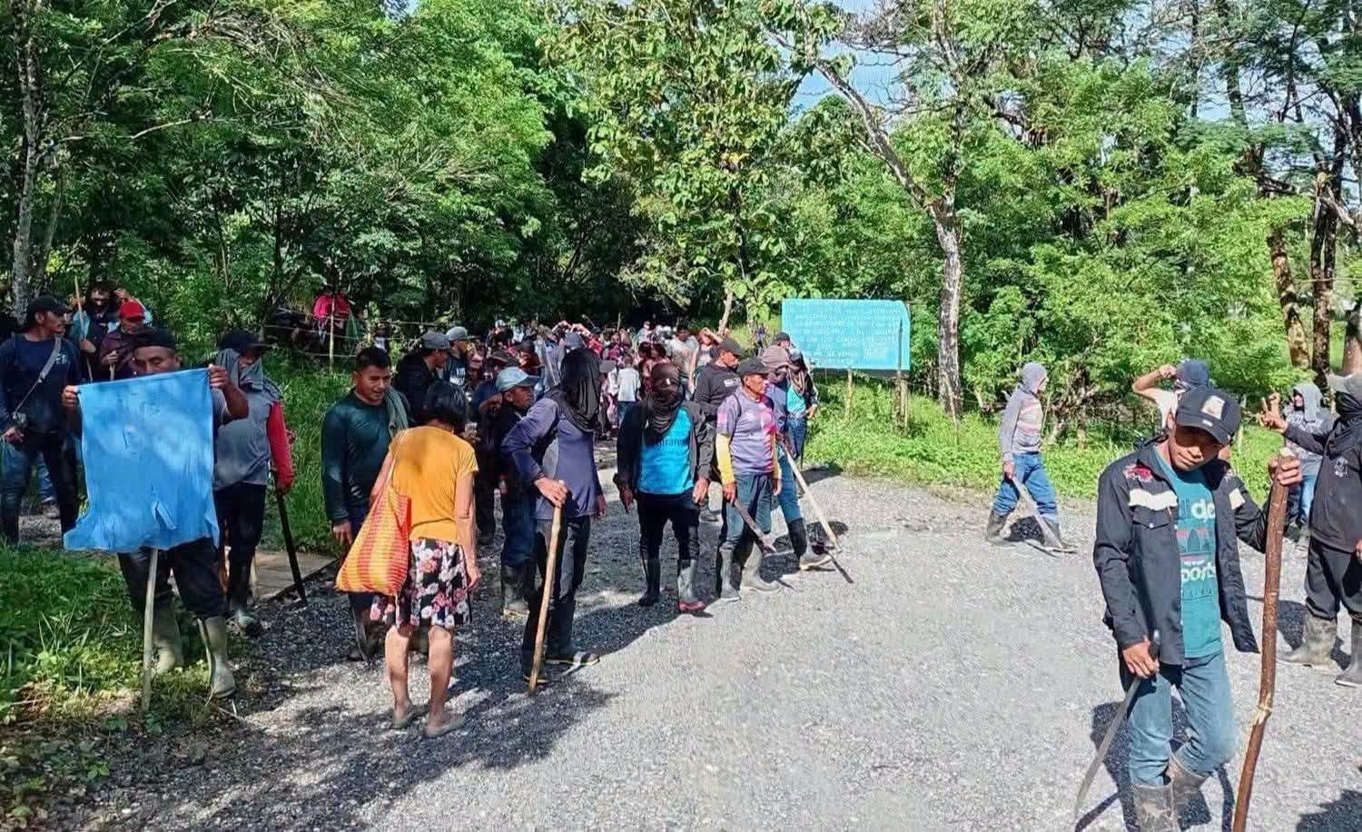 Un desalojo en Macho Creek, Livingston, Izabal, dejó un policía fallecido y dos agentes de la PNC gravemente heridos por proyectil de arma de fuego en Guatemala. (Redes Sociales)