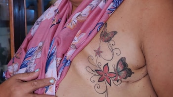 Flores y mariposas sobre la