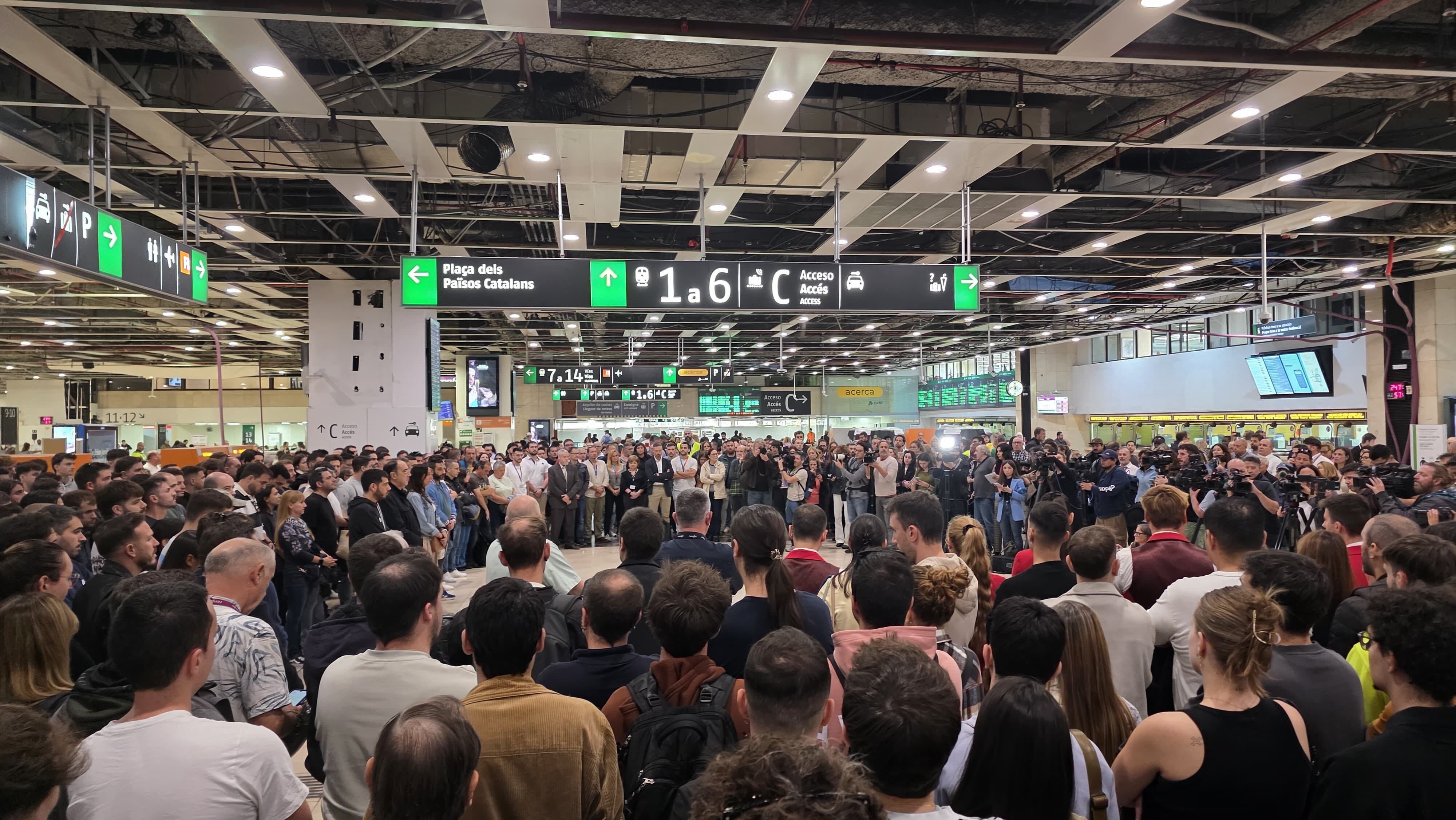 Centenares de personas durante un minuto de silencio en la Estación de Sants, en Barcelona.