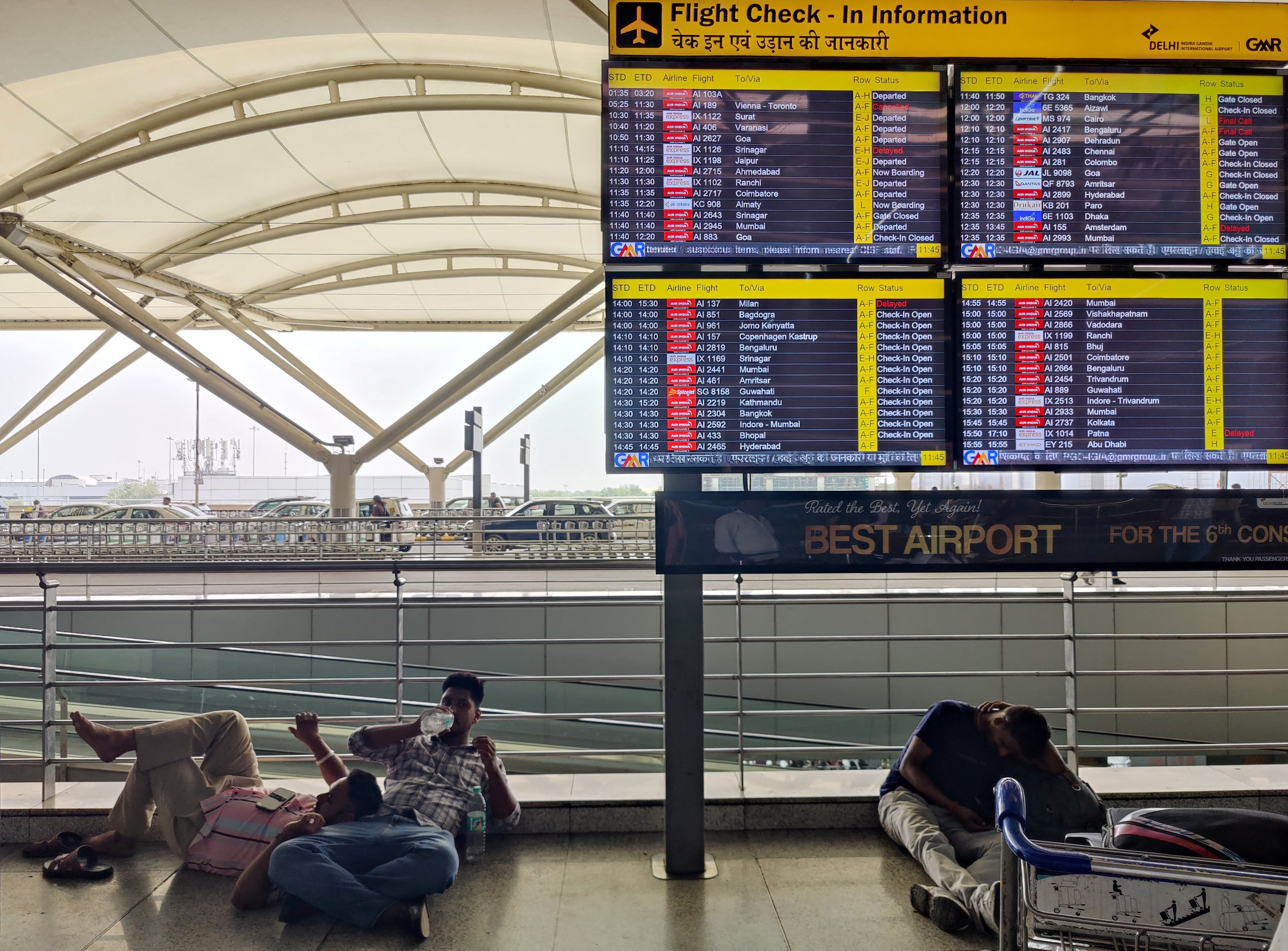 Aerolíneas como JetBlue y United Airlines suben tarifas de equipaje para contrarrestar el incremento del precio del combustible. (REUTERS/Bhawika Chhabra)